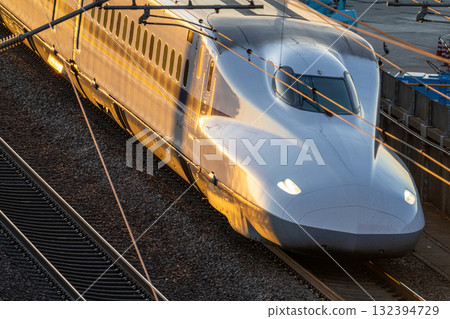開往東京車站的新幹線「希望號」列車車頭。冬日傍晚,從鹿兒島遊樂園眺望的景色。岡山縣岡山市東區。 開往東京車站的新幹線「希望號」列車車頭。冬日傍晚,從鹿兒島遊樂園眺望的景色。岡山縣岡山市東區。 132394729
