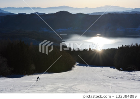 白馬Sanosaka滑雪勝地，在日出時滑向青木湖 132394899