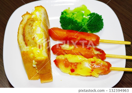 美味的香腸、蔬菜和雞蛋三明治 美味的香腸、蔬菜和雞蛋三明治 132394963