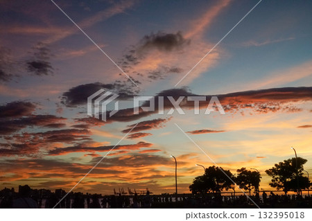 淡水黃昏。夜空紅色的天空 132395018