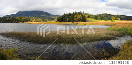 尾瀨、尾瀨之原和尾瀨沼的秋季徒步旅行，周圍環繞著秋天的楓葉，日本群馬縣 132395168