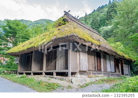 Hirayu Folk Museum in the Hida region, Former Toyosaka Residence (Takayama City designated cultural property), an old house from the mid-Edo period Hirayu Folk Museum in the Hida region, Former Toyosaka Residence (Takayama City designated cultural property), an old house from the mid-Edo period 132395205