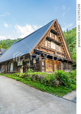 Hirayu Folk Museum in the Hida region, the former Takakuwa family residence, an old Gassho-style house relocated from Toga Village, Toyama Prefecture Hirayu Folk Museum in the Hida region, the former Takakuwa family residence, an old Gassho-style house relocated from Toga Village, Toyama Prefecture 132395206