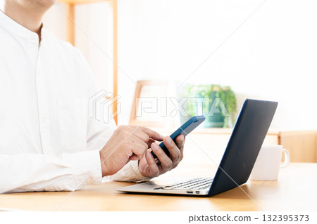 操縱智能手機的一個人的手 132395373