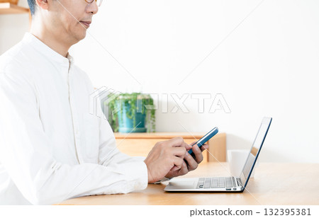 操縱智能手機的一個人的手 132395381