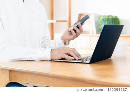 操縱智能手機的一個人的手 132395387