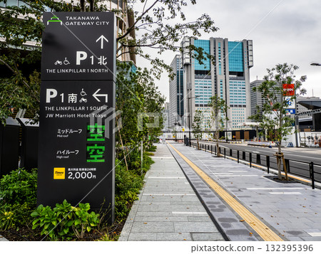 顯示付費停車場位置和擁擠狀況的標誌 132395396