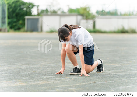國中、高中女生在校園裡奔跑(俱樂部活動、運動會、田徑運動會、班級比賽、田徑運動會、田徑俱樂部) 國中、高中女生在校園裡奔跑(俱樂部活動、運動會、田徑運動會、班級比賽、田徑運動會、田徑俱樂部) 132395672