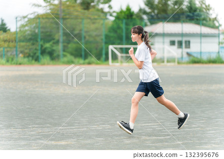 國中、高中女生在校園裡奔跑（俱樂部活動、運動會、田徑運動會、班級比賽、田徑運動會、田徑俱樂部） 132395676