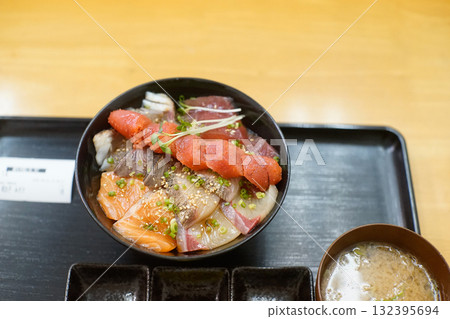 柳橋聯合市場的海鮮丼與整條明太子 柳橋聯合市場的海鮮丼與整條明太子 132395694