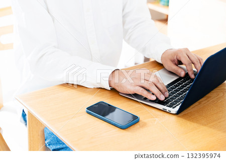 操縱智能手機的一個人的手 132395974