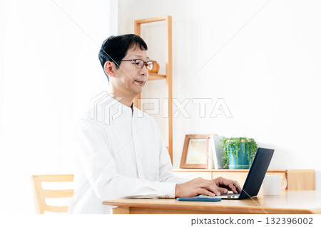 操縱智能手機的一個人的手 操縱智能手機的一個人的手 132396002