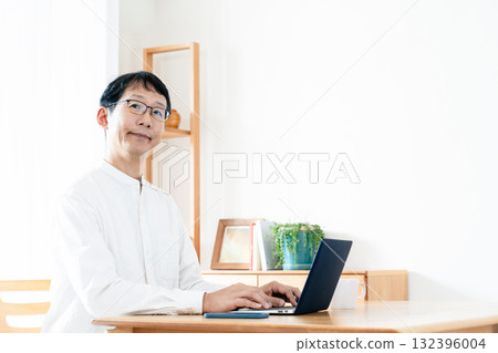 Hand of a man manipulating a smartphone Hand of a man manipulating a smartphone 132396004