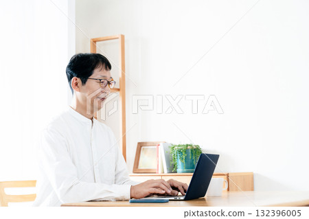 操縱智能手機的一個人的手 132396005
