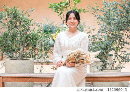 庭院、露臺上穿婚紗的女人，新娘 132396043