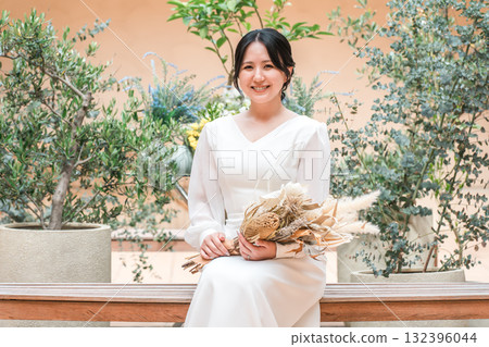 庭院、露臺上穿婚紗的女人，新娘 132396044