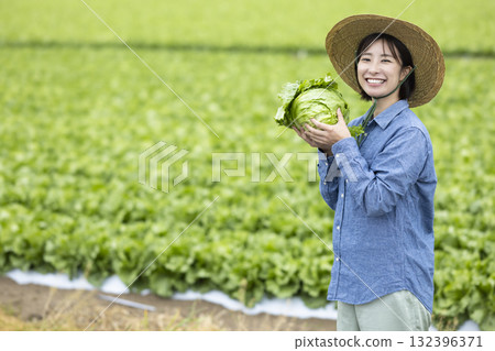婦女與收穫的蔬菜 132396371