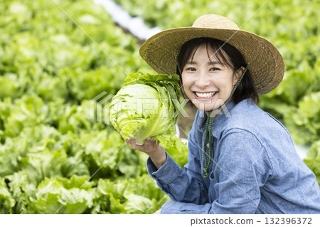 婦女與收穫的蔬菜 132396372