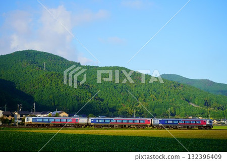 行駛於宇和盆地的N2000系宇和海特快列車 132396409