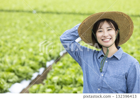 年輕女子務農 132396413