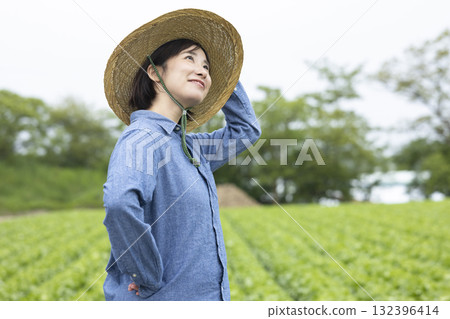 年輕女子務農 132396414