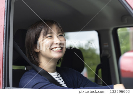 可愛的女子開車 132396603