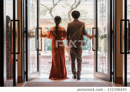 婚禮招待會、慶功宴、新郎新娘身著彩色婚紗、盛裝出席的情侶 婚禮招待會、慶功宴、新郎新娘身著彩色婚紗、盛裝出席的情侶 132396845