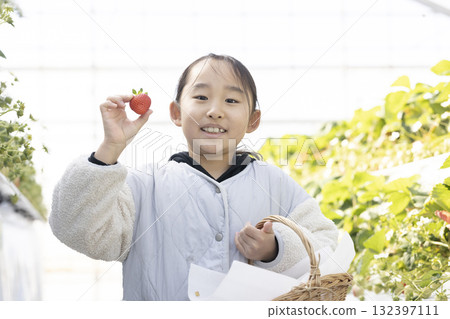 享受草莓狩獵的女孩 132397111