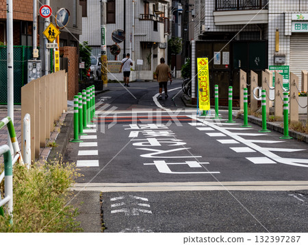 未設交通號誌的路口前的道路標示:“減速” 未設交通號誌的路口前的道路標示:“減速” 132397287