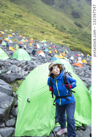 一個女人爬進帳篷 132397547
