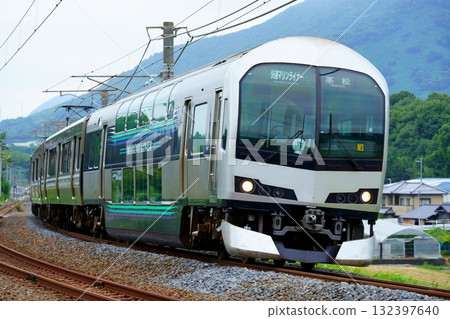 連接岡山和高鬆的快速海上班輪（5000系列+223系列） 132397640