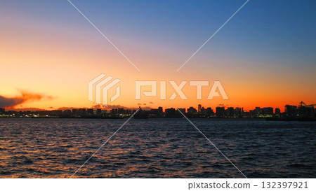 從東京灣看到的日落是東京的壯麗景色 132397921