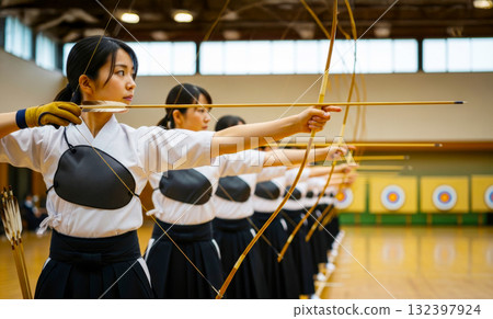 練習弓道的女子 練習弓道的女子 132397924