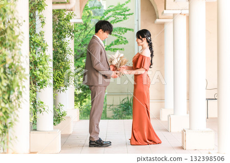 求婚、婚宴、慶功宴、新郎新娘身著色彩鮮豔的婚紗、盛裝打扮的情侶 132398506