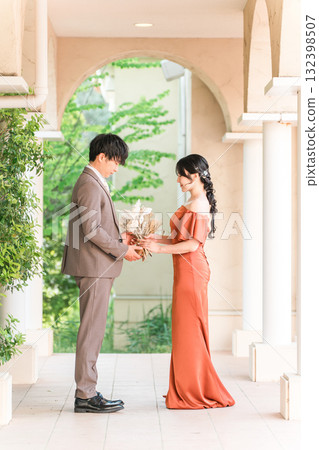 求婚、婚宴、慶功宴、新郎新娘身著色彩鮮豔的婚紗、盛裝打扮的情侶 132398507