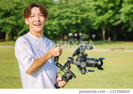 影片創作者使用雲台進行影片拍攝 132398803