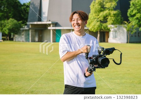 Video creators: Video shooting using gimbals Video creators: Video shooting using gimbals 132398823