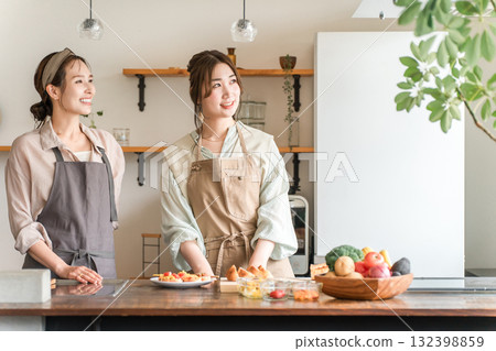 在烹飪課/烹飪學校教授烹飪的女教練和女學生 132398859