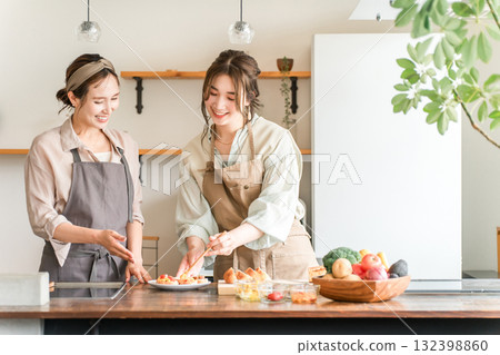 在烹飪課/烹飪學校教授烹飪的女教練和女學生 132398860