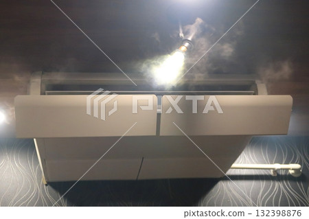 空調室內機冒出濃煙 132398876