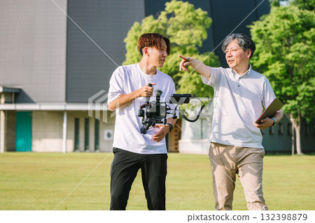 影片創作者使用雲台進行影片拍攝 132398879