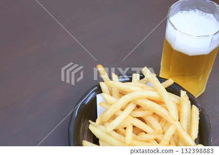居酒屋裡的炸薯條和啤酒 132398883