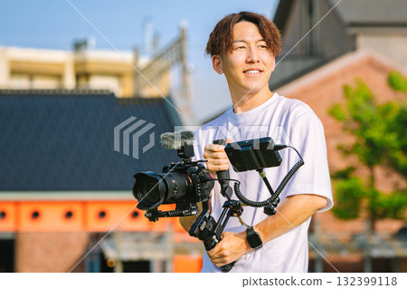 Video creators: Video shooting using gimbals Video creators: Video shooting using gimbals 132399118
