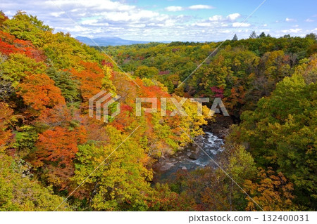 Autumn foliage scenery of the Matsukawa Valley, which flows through Hachimantai City, Iwate Prefecture Autumn foliage scenery of the Matsukawa Valley, which flows through Hachimantai City, Iwate Prefecture 132400031