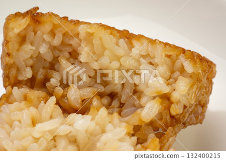 烤飯糰的內部被劈成兩半 132400215