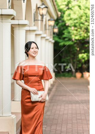 一位身穿彩衣的女子站在宮殿裡，一位盛裝打扮的新娘，一位富豪，一位富豪 132400768