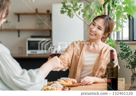 Women toasting with wine at a lunch party (mom friends, friends, relaxing) Women toasting with wine at a lunch party (mom friends, friends, relaxing) 132401120