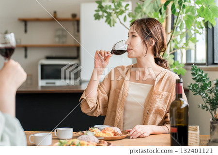 Women toasting with wine at a lunch party (mom friends, friends, relaxing) Women toasting with wine at a lunch party (mom friends, friends, relaxing) 132401121