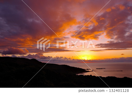 從秋田縣男鹿市男鹿半島的八方台眺望利賀灣和日落 132401128