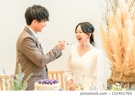 The bride and groom who do the first part-time job at the wedding ceremony (wedding cake / cake knife) 132401769
